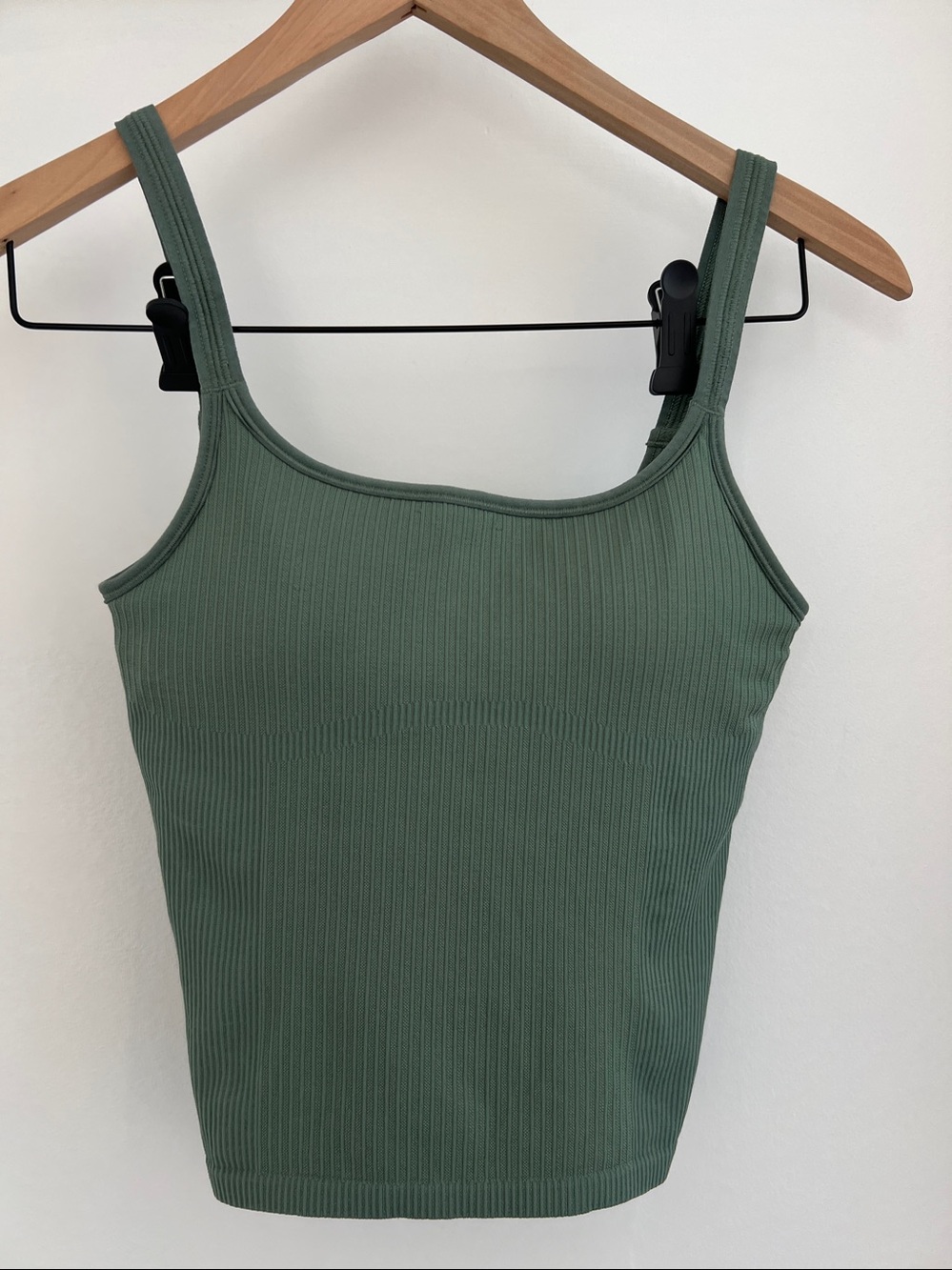Lululemon new no tags top with pads 6 NEW